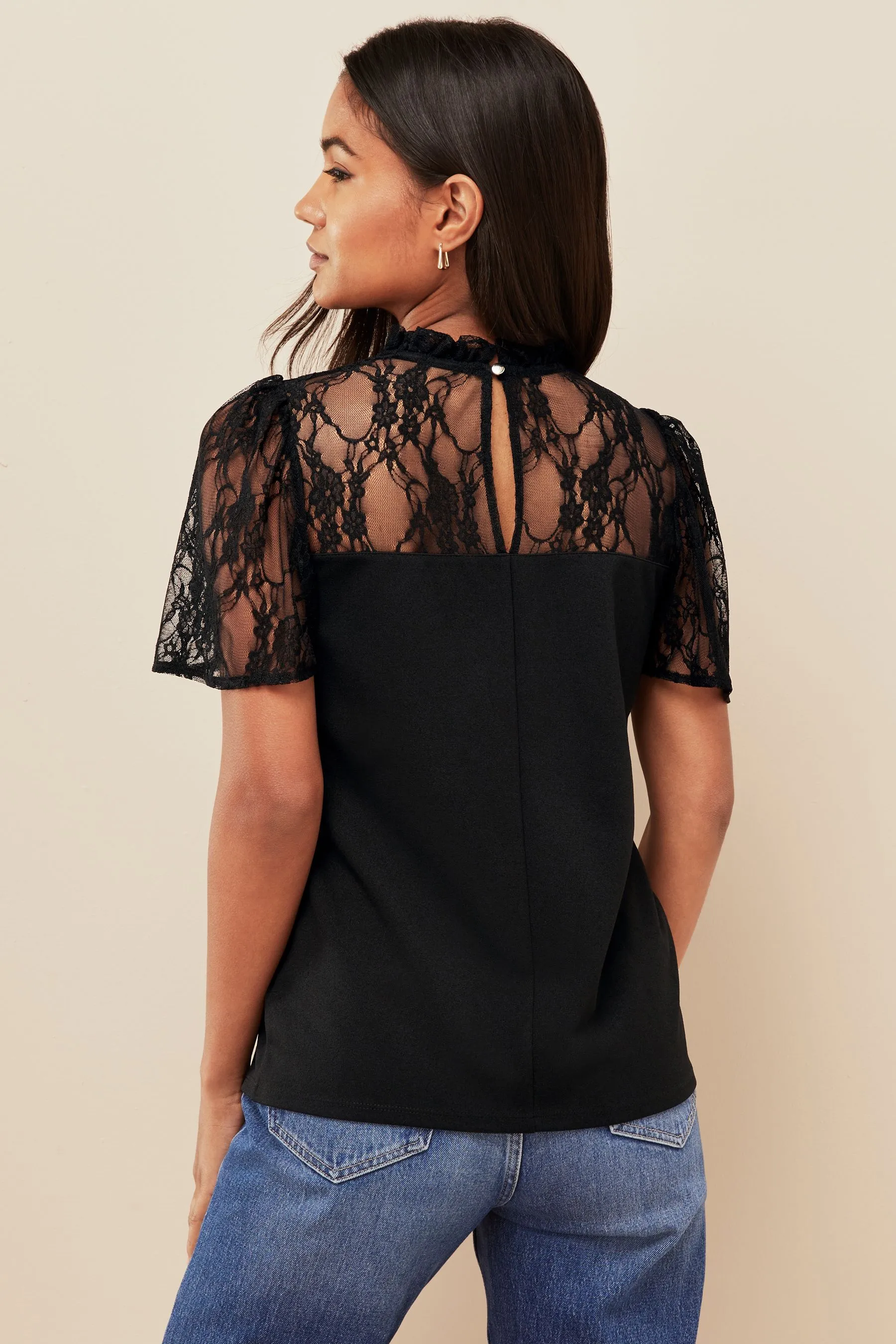 Friends Like These - Blusa con maniche svasate e carré in pizzo    